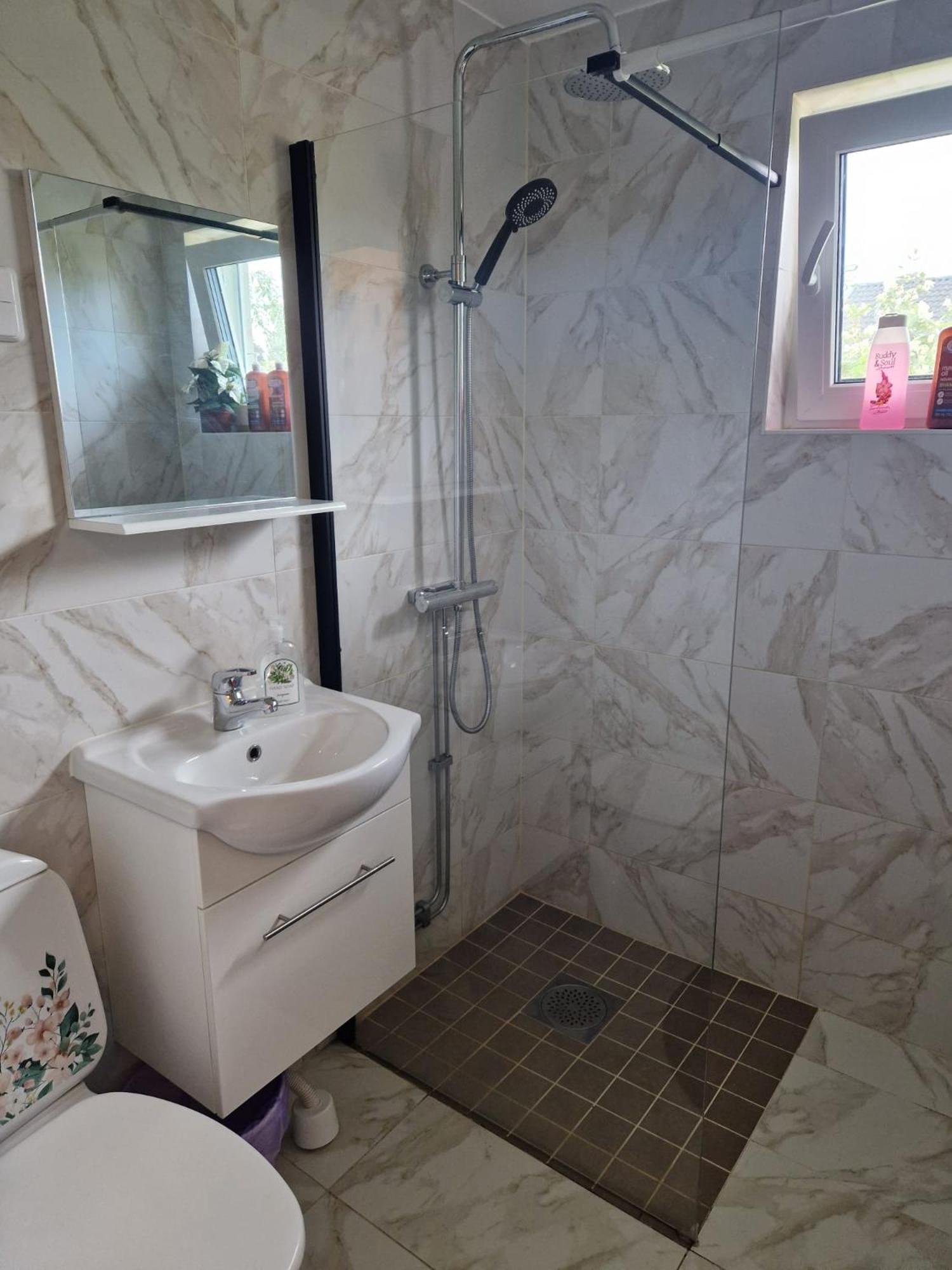 Villa Med Egen Parkering. Moejlighet Att Boka Fran 1 Och Upp Till 5 Personer. Еребру Екстер'єр фото