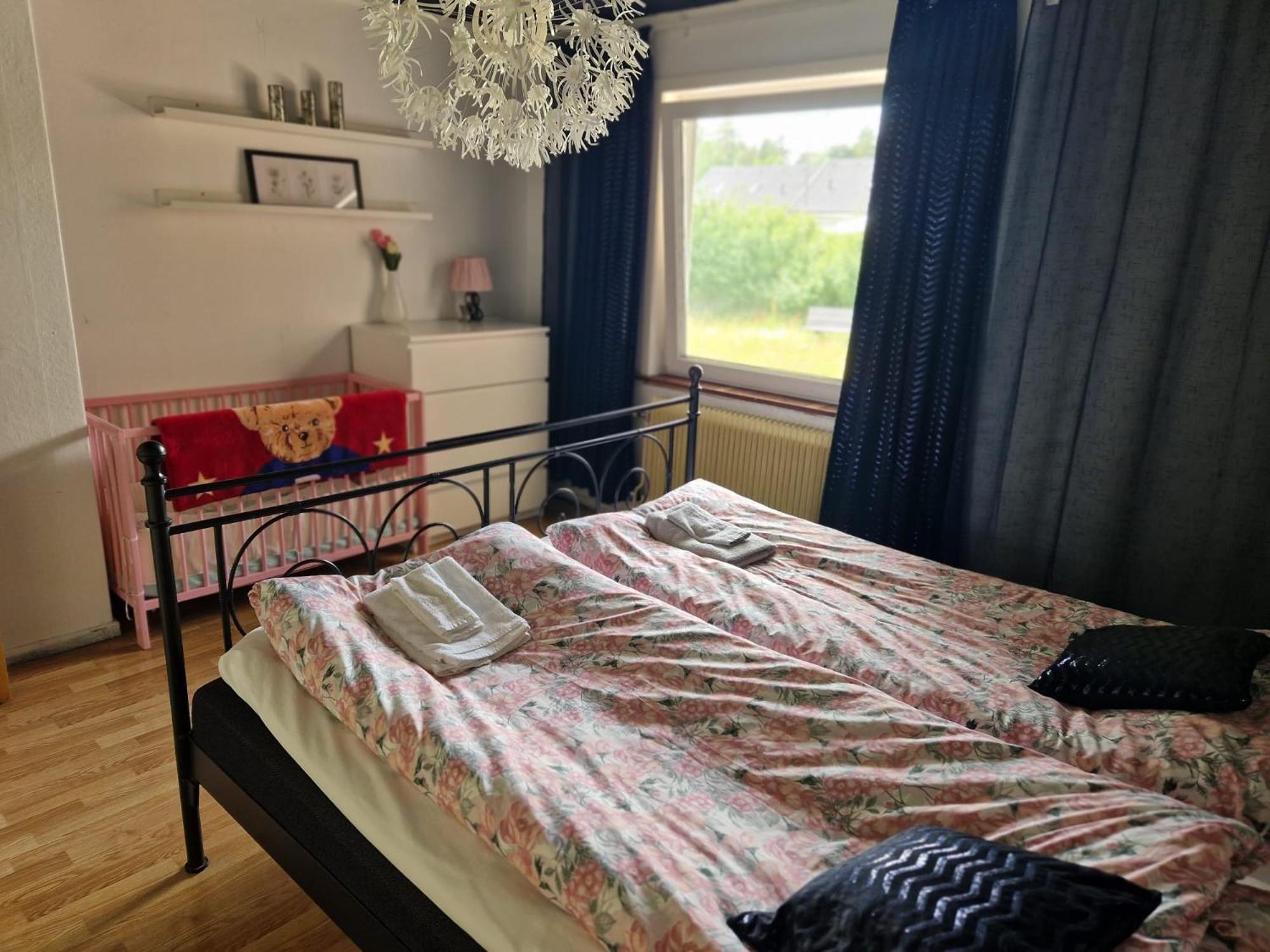 Villa Med Egen Parkering. Moejlighet Att Boka Fran 1 Och Upp Till 5 Personer. Еребру Екстер'єр фото