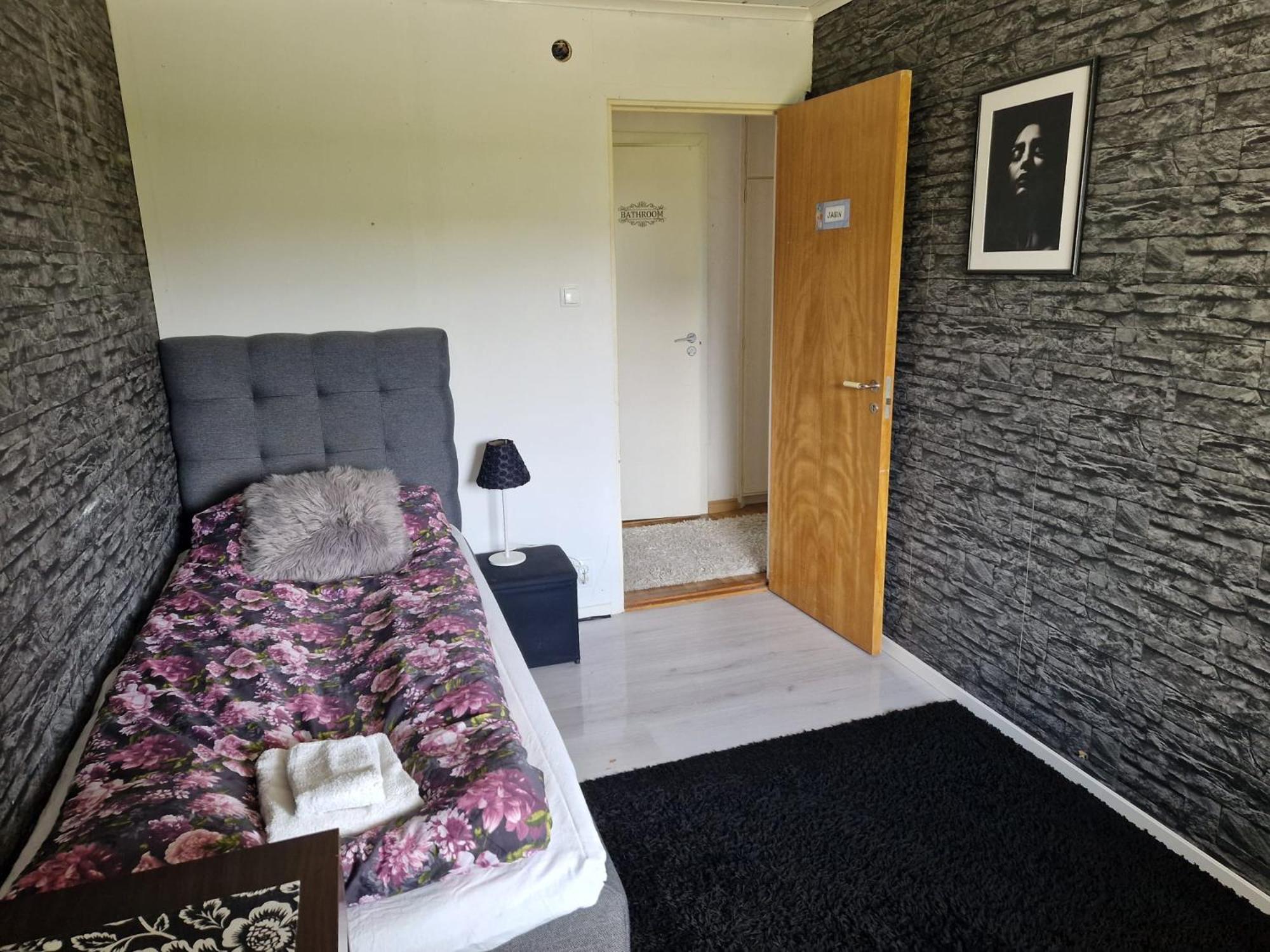 Villa Med Egen Parkering. Moejlighet Att Boka Fran 1 Och Upp Till 5 Personer. Еребру Екстер'єр фото